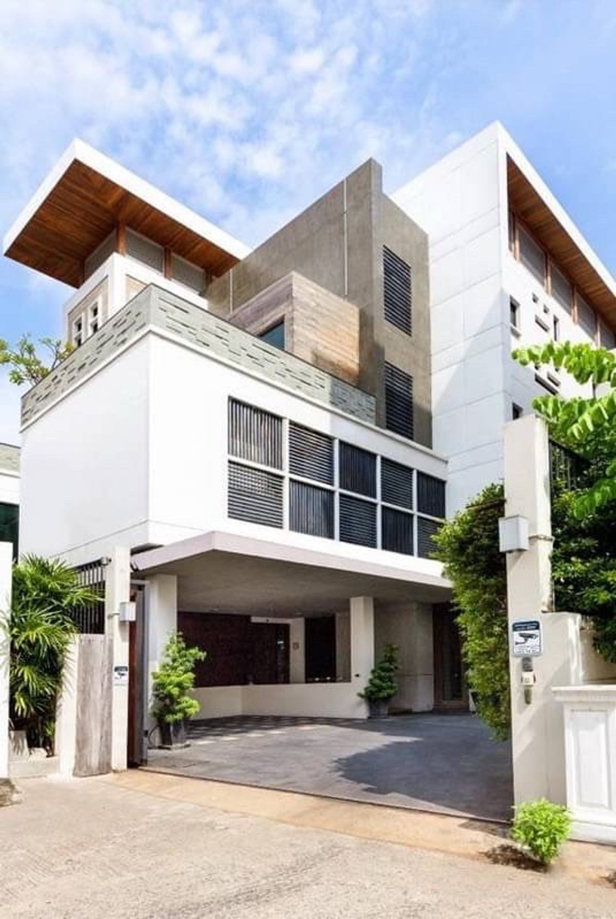 ✨ บ้านหรู Sukhumvit ขนาด 1,200 ตร.ม. 5 ห้องนอน 6 ห้องน้ำ พร้อมสระว่ายน้ำระบบเกลือและสวนส่วนตัว ชั้น 3-4 ปรับแต่งได้ตามต้องการ ใกล้ BTS พร้อมพงษ์ ✨ บ้านหรู Sukhumvit ขนาด 1,200 ตร.ม. 5 ห้องนอน 6 ห้องน้ำ พร้อมสระว่ายน้ำระบบเกลือและสวนส่วนตัว ชั้น 3-4 ปรับแต่งได้ตามต้องการ ใกล้ BTS พร้อมพงษ์