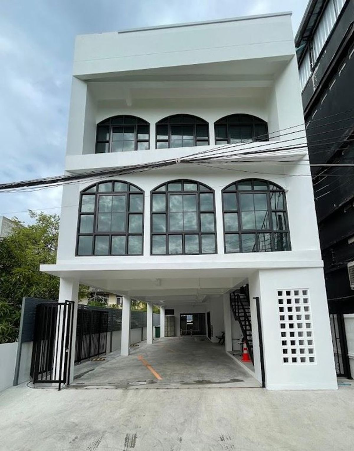 Office building for sale on Soi Ladprao 1, near Central Ladprao and Union Mall. Office building for sale on Soi Ladprao 1, near Central Ladprao and Union Mall.