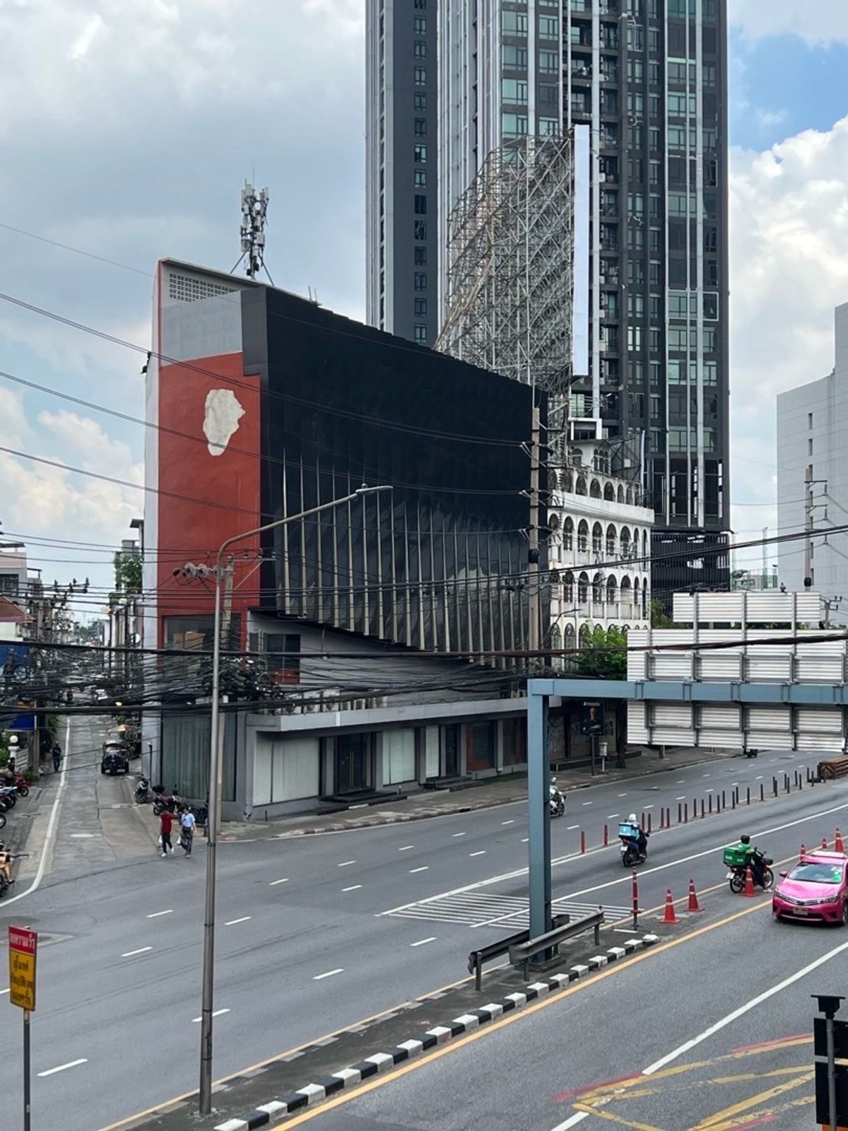 Building for rent on the main road, Din Daeng Monument, Phaya Thai, Tanta, Mahidol and the Department of Medical Services. Doing business, clinic, restaurant, product showroom, home decorations, furniture, lamps, luxury items.