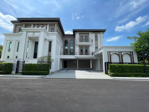 Luxurious detached house for sale, CINQ ROYAL The Eighteen Bangna KM.7 (Saint Royal The Eighteen Bangna KM.7), the ultimate location with great potential. Near Mega Bangna &amp; Concordian International School only 1–2 km. Big 3-storey house with private 