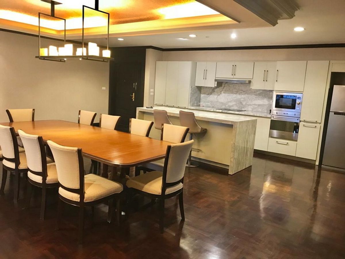 For Sale 4 bedrooms Condo, 315 sqm., Hight floor  Soi Sukhumvit 11