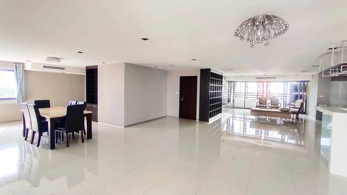 Big Condo for Rent 3 bedrooms in Asoke area, Near University