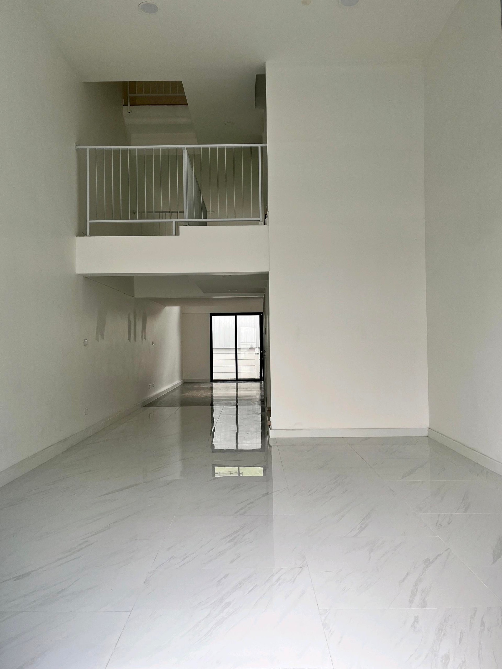 HomeOffice 4 ห้องอเนกประสงค์ 5 ห้องน้ำ 2 จอดรถ   รถไฟฟ้าสีเหลือง ศรีกรีฑา  สนามบินสุวรรณภูมิ  ถ.ศรีนครินทร์   รร.นานาชาติเวลลิงตัน  รร.ไบลต์ตัน คอลเลจ  รร.นานาชาติ แสตมฟอร์ด  ม.รามคำแหง  สนามกอล์ฟ กรุงเทพกรีฑา  – รูปที่ 2
