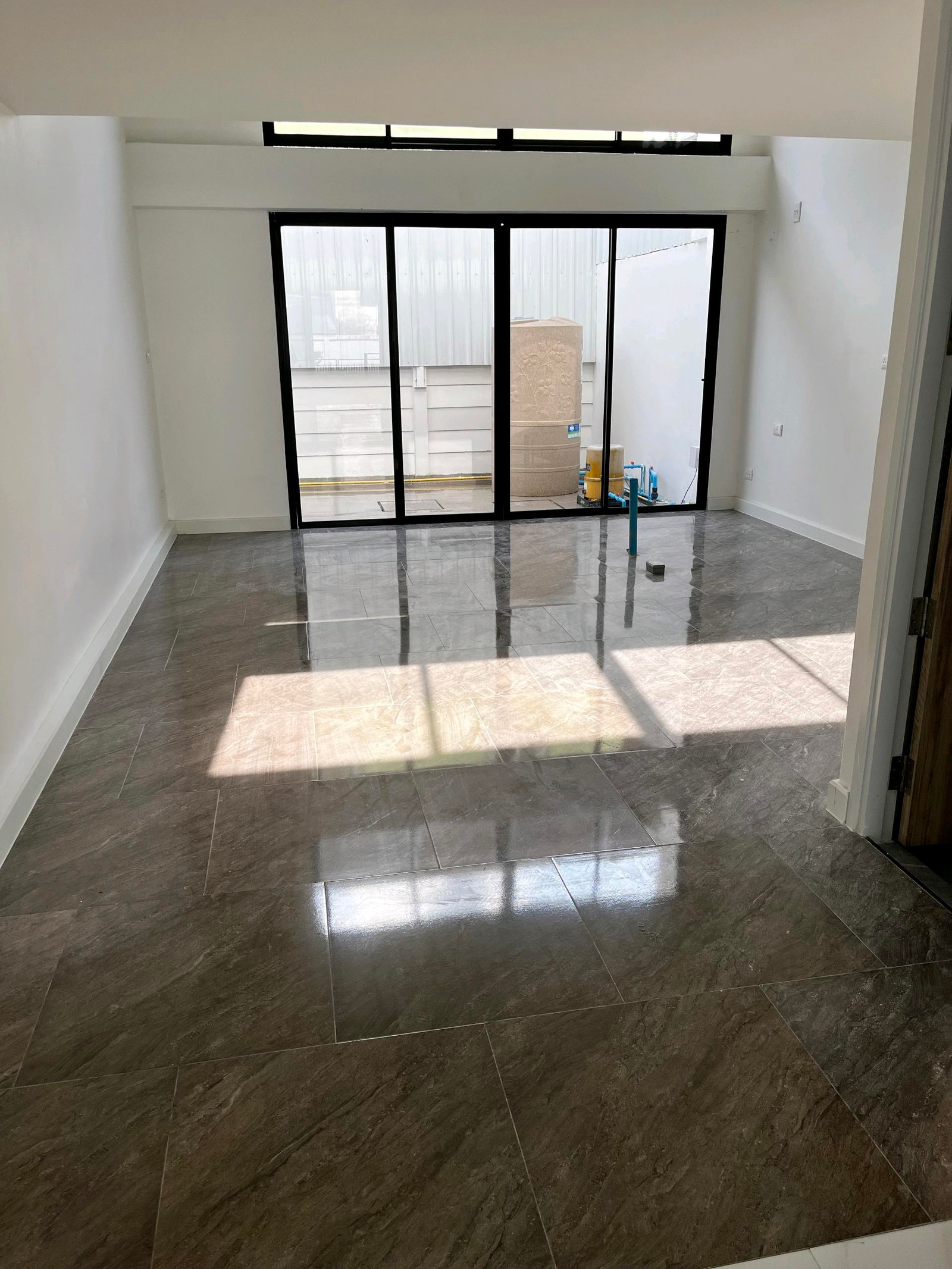 HomeOffice 4 ห้องอเนกประสงค์ 5 ห้องน้ำ 2 จอดรถ   รถไฟฟ้าสีเหลือง ศรีกรีฑา  สนามบินสุวรรณภูมิ  ถ.ศรีนครินทร์   รร.นานาชาติเวลลิงตัน  รร.ไบลต์ตัน คอลเลจ  รร.นานาชาติ แสตมฟอร์ด  ม.รามคำแหง  สนามกอล์ฟ กรุงเทพกรีฑา  – รูปที่ 3