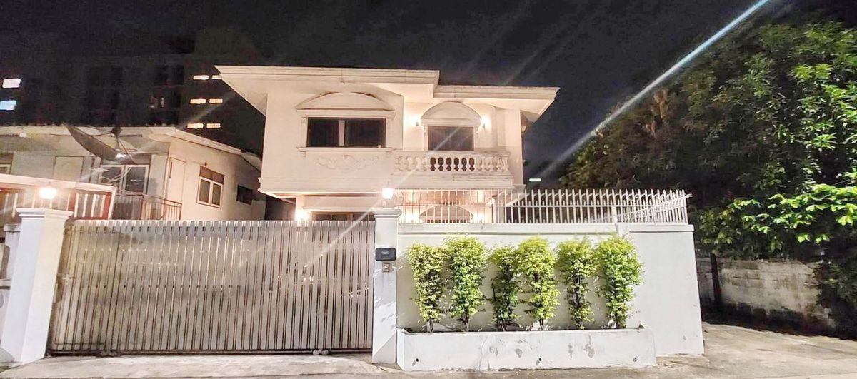 Near MRT, walking distance HK0608♛For rent, detached house, 4 bedrooms⚝Thai language♜MRT Sutthisan ∞099-5919653,065-9423251▚Line@sureresidence Near MRT, walking distance HK0608♛For rent, detached house, 4 bedrooms⚝Thai language♜MRT Sutthisan ∞099-5919653,065-9423251▚Line@sureresidence