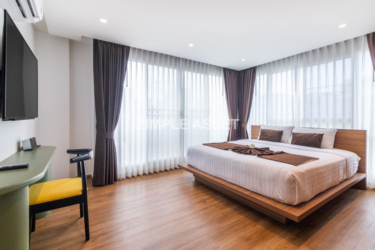 Line ID: @zimple_asset Serviced Apartment in Thonglor, Newly renovated and fully furnished, featuring a rooftop swimming pool with city views. Conveniently located near BTS Thonglor.