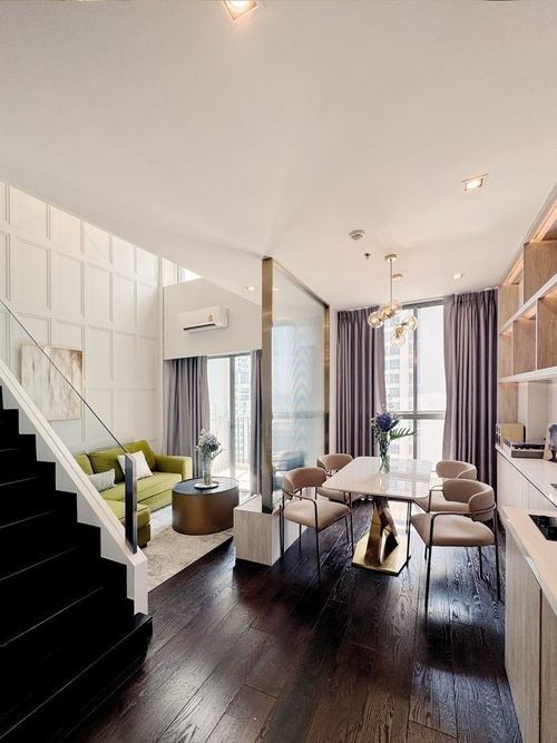 Investor Opportunity – Not to Be Missed! This beautiful unit follows Feng Shui principles, with a balcony offering a clear view of Central World, ideal for both living or investment