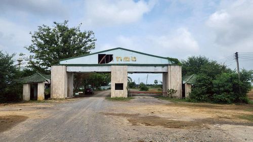 ขายที่ดินพร้อมสิ่งปลูกสร้างบ้านชั้นเดียว ขนาด 94-2-90 ไร่ (37,890 ตร.ว.) โครงการคีรีทอง ต.ธงชัย อ.เมืองเพชรบุรี จ.เพชรบุรี ติดถนนเลียบคลอง