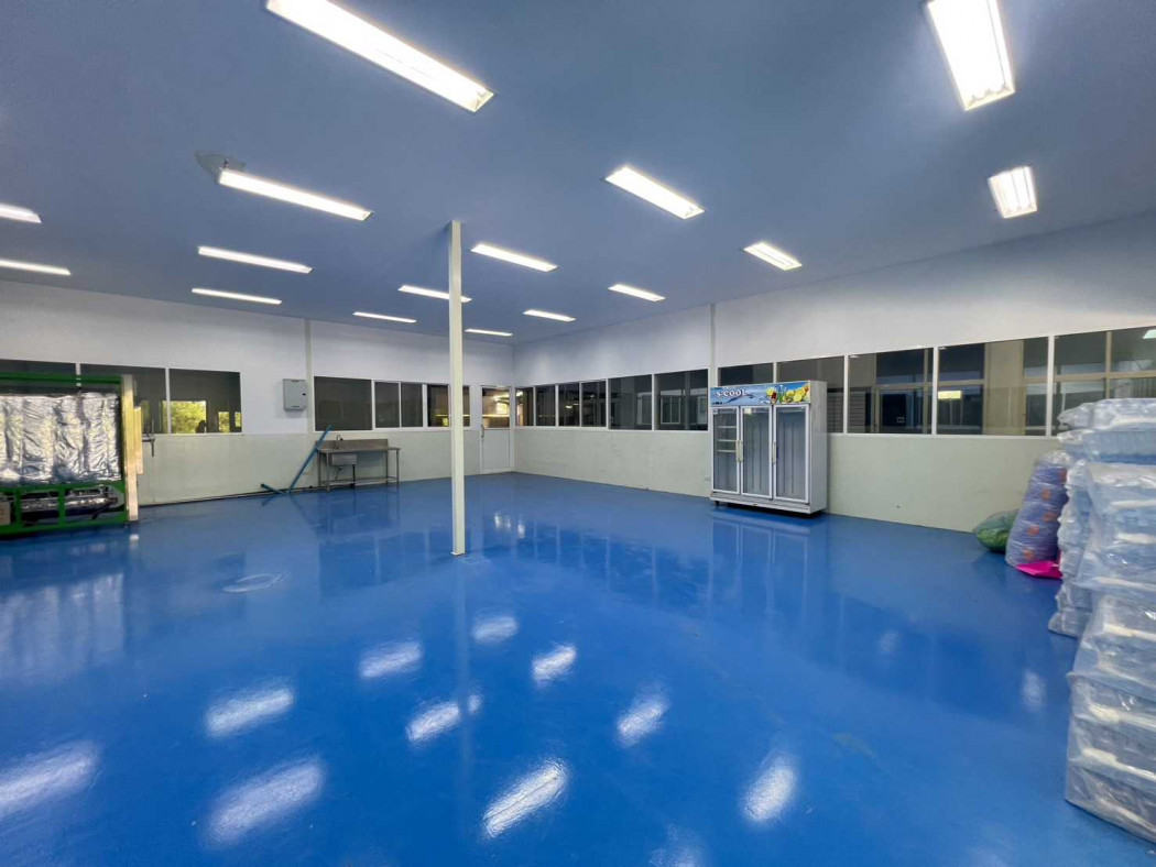 Factory for sale, suitable for both factory and warehouse use, located in Soi King Kaew 64, 1000 sq m, 2 ngan, near Suvarnabhumi Airport.