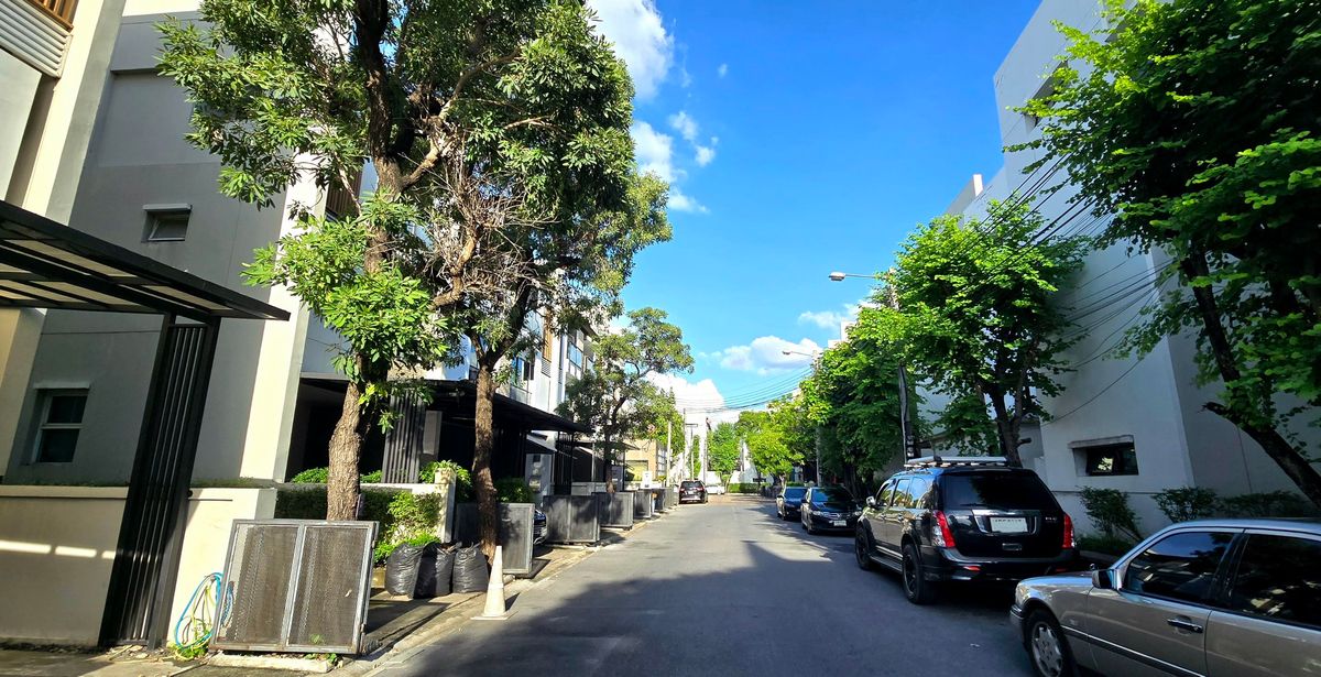 For Sales !! Private Nirvana Life Exclusive Townhome, 3BDR, in Yothin Phattana Area with Amazing Price at Only 5.49 Million Baht