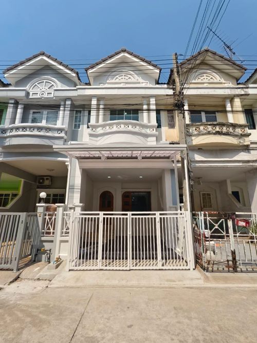 House for sale, Maneerin Lake and Park, Road 345, Bang Khu Wat, Nanthana Garden Zone, townhouse, 2 and a half floors, split level house. Plenty of usable space, price only 1,890,000 baht.