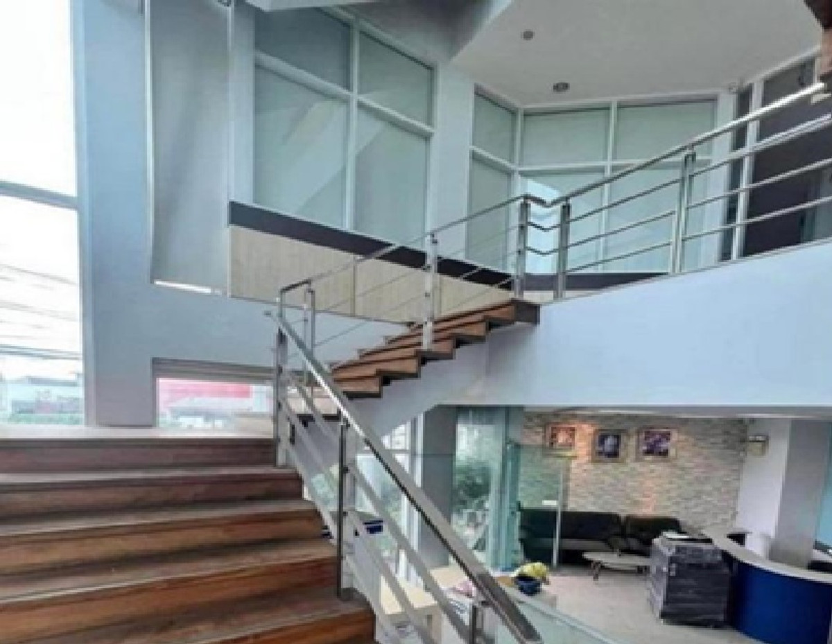 For Rent, 3-story office building for rent, Soi Tiwanon, not deep into the alley (can walk), 800 meters from the Ministry of Public Health MRT, very beautiful building, 8 air conditioners, building area 700 square meters, suitable for a variety of busines – รูปที่ 4