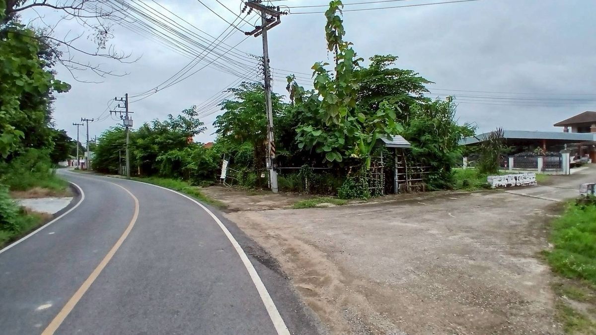 Land for rent “Hang Dong - Chiang Mai“, convenient travel, next to the road on 2 sides, 300 square meters. Land for rent “Hang Dong - Chiang Mai“, convenient travel, next to the road on 2 sides, 300 square meters.