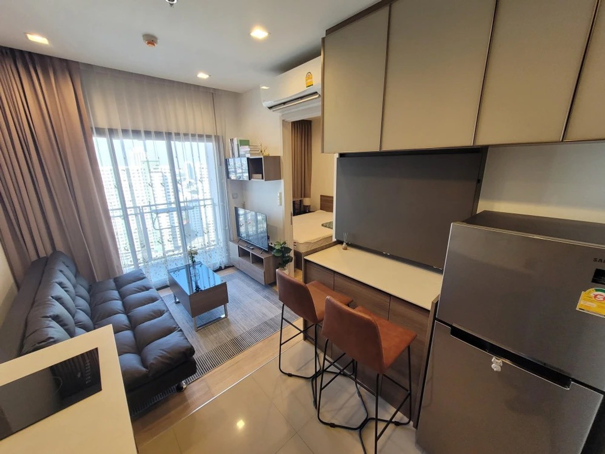 For rent The Line Phahon-Pradipat, 1 bedrooms, 1 bathrooms, 30 sq.m, 30th floor, ceiling height 3.5 m, fully furnished, ready to move in.