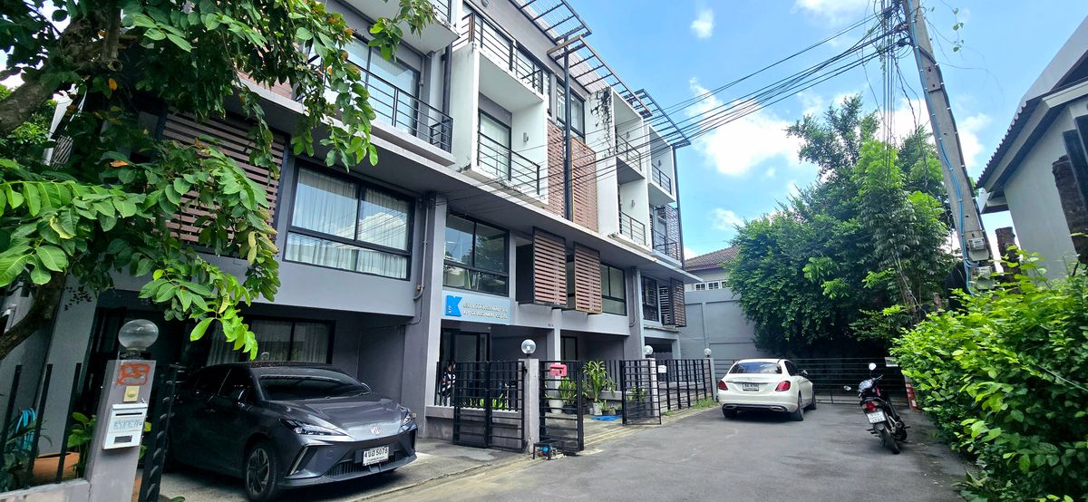 Best Deal!! CRE-8 Home Office, 2 adjacent Units, 4 storeys high on Ramkhamhaeng Road 21 (Soi Nawasri), near the Town-in-Town commercial area. Best Deal!! CRE-8 Home Office, 2 adjacent Units, 4 storeys high on Ramkhamhaeng Road 21 (Soi Nawasri), near the Town-in-Town commercial area.
