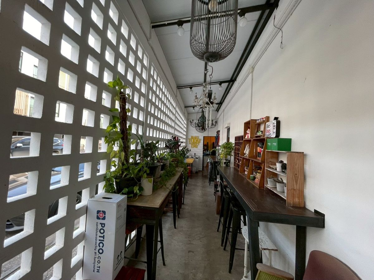 ขายด่วน! ทาวน์โฮม 3 ชั้น หลังมุม Patio ศรีนครินทร์-พระราม 9 แต่งเป็น Home Office/Studio สุดอาร์ต พร้อมอยู่! – รูปที่ 3