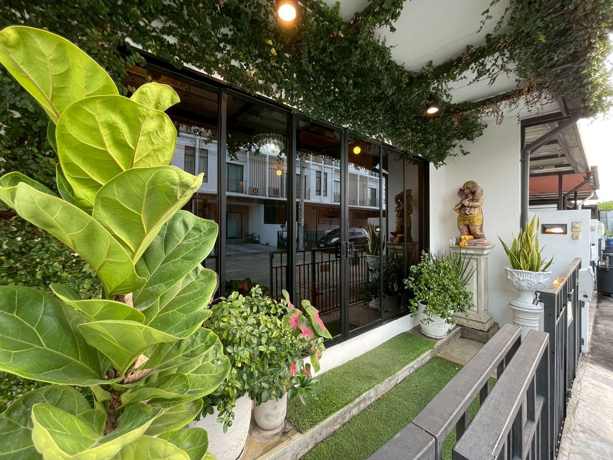 ขายด่วน! ทาวน์โฮม 3 ชั้น หลังมุม Patio ศรีนครินทร์-พระราม 9 แต่งเป็น Home Office/Studio สุดอาร์ต พร้อมอยู่! – รูปที่ 4
