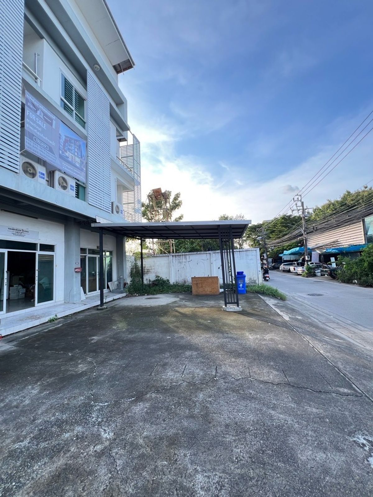 Cheap commercial building for sale, 2 units, near BTS Bearing, good location, convenient access.