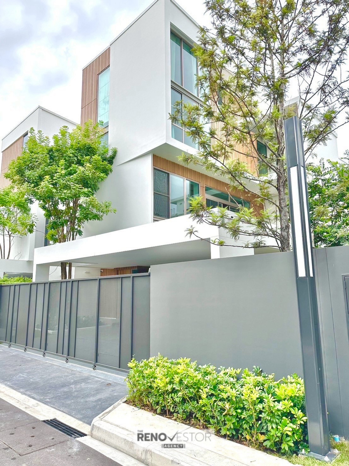 ด่วน ขาย/ให้เช่า🏡 Luxury Home for Rent &amp; Sale — VIVE Rama 9🌿