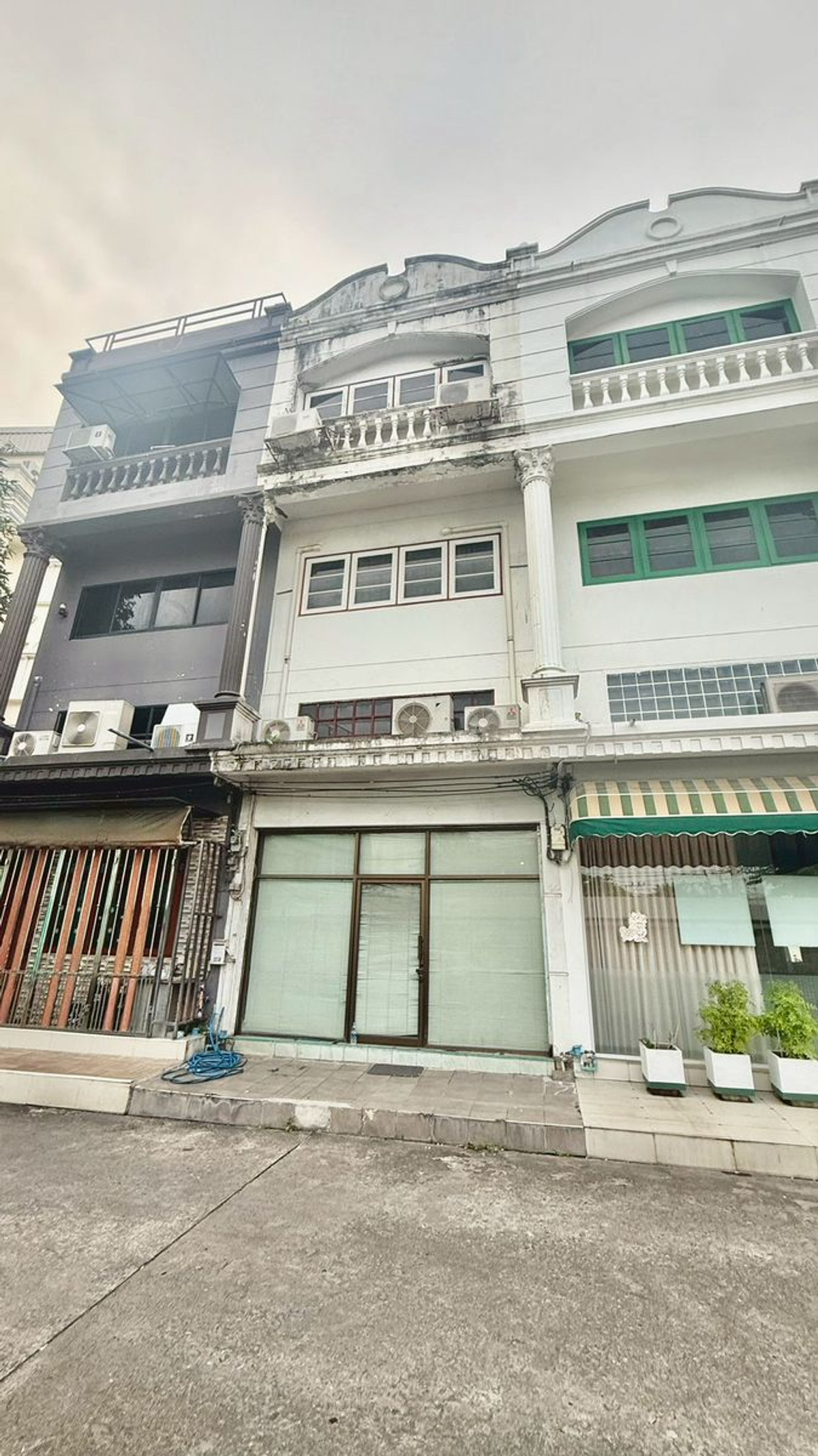 4-story commercial building for sale with mezzanine in Arun Amarin area. Suitable for living, creating an office, shop or renting out for investment. 4-story commercial building for sale with mezzanine in Arun Amarin area. Suitable for living, creating an office, shop or renting out for investment.