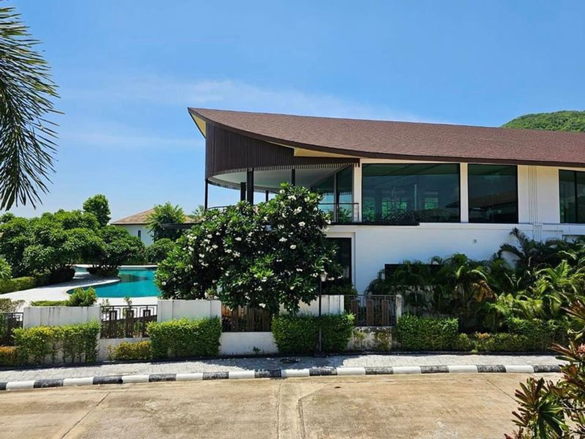 Luxurious detached house for sale in the middle of a mountain, beautiful view, Nakarasap Village. Near Bang Phra Reservoir Luxurious detached house for sale in the middle of a mountain, beautiful view, Nakarasap Village. Near Bang Phra Reservoir