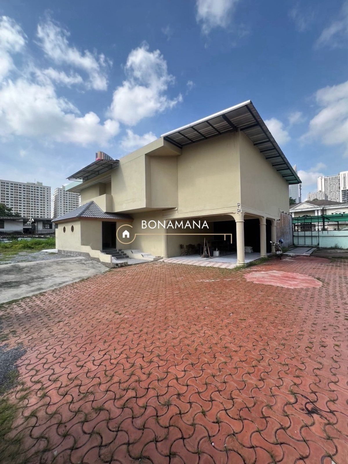 House for rent, Inthamara, Phaya Thai, Saphan Khwai, quiet location, parking for 15 cars, able to do business. House for rent, Inthamara, Phaya Thai, Saphan Khwai, quiet location, parking for 15 cars, able to do business.