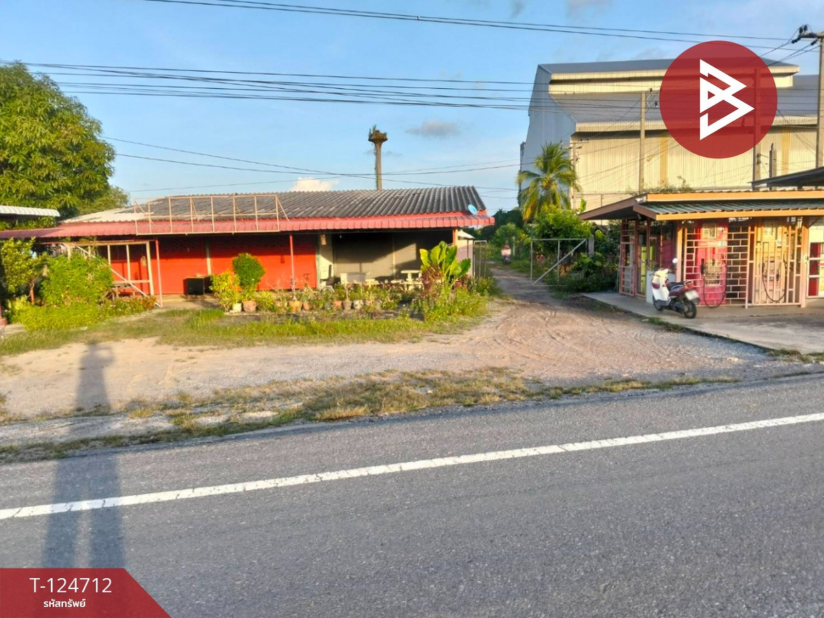 Land for sale with buildings, area 1 rai 2 ngan 44 square wah, Rat Phatthana, Ang Thong.