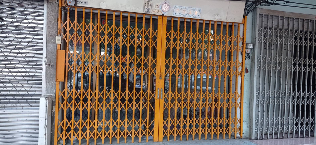 Shophouse for rent, 2-story commercial building, near Tha Din Daeng Market and community areas. You can do a restaurant delivery, stay at home or do an Airbnb business. Shophouse for rent, 2-story commercial building, near Tha Din Daeng Market and community areas. You can do a restaurant delivery, stay at home or do an Airbnb business.