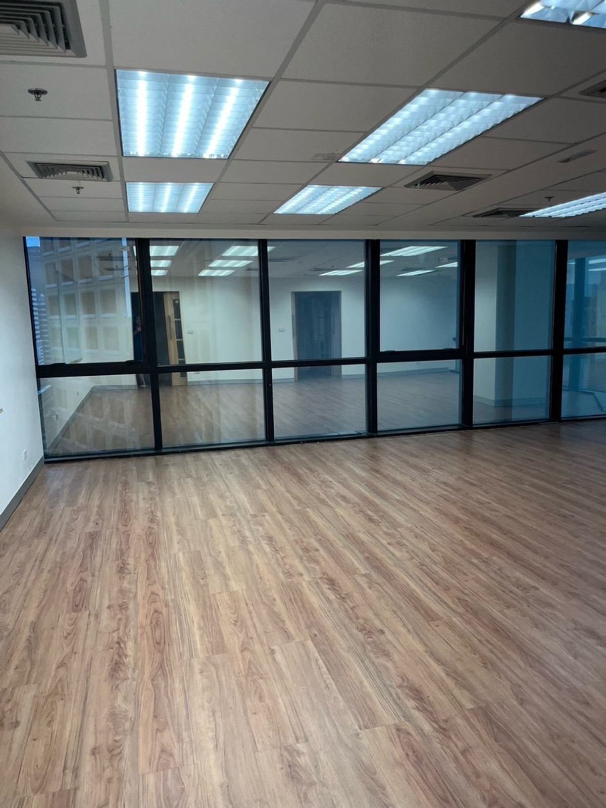 For rent, clinic space 320 square meters, high floor, parking, next to BTS Asoke and MRT Sukhumvit, very easy to travel. For rent, clinic space 320 square meters, high floor, parking, next to BTS Asoke and MRT Sukhumvit, very easy to travel.