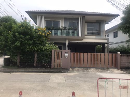 P-2828 Corner detached house, ready to move in, The plant estique, Phatthanakan 38, convenient travel, can enter and exit in many ways.