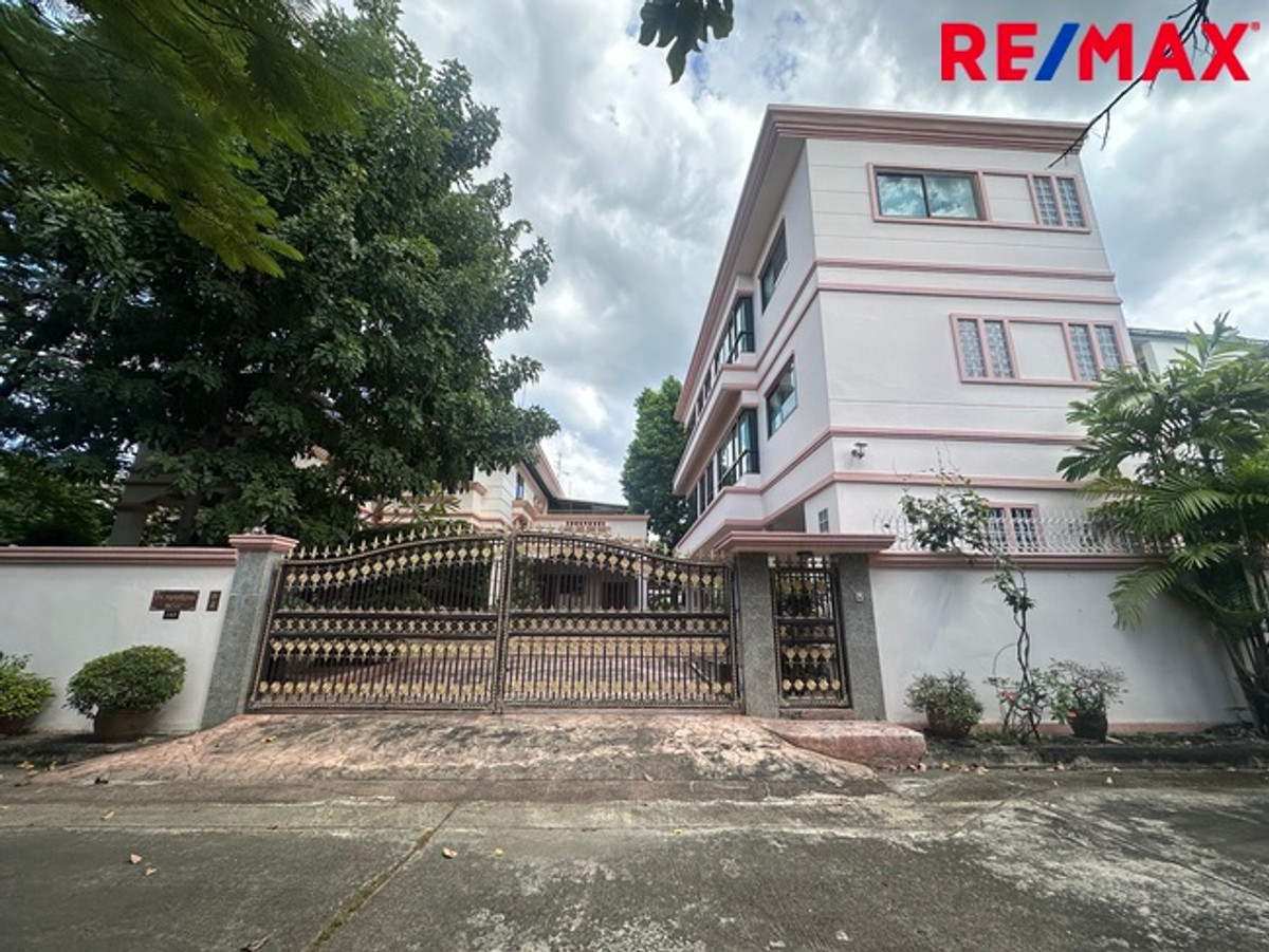 2-story detached house and 3-story building on 428.6 sq m of land, Suan Luang Niwet. Chaloem Phrakiat Rama 9, Soi 34, next to the main road, priced at 42 million baht. 2-story detached house and 3-story building on 428.6 sq m of land, Suan Luang Niwet. Chaloem Phrakiat Rama 9, Soi 34, next to the main road, priced at 42 million baht.