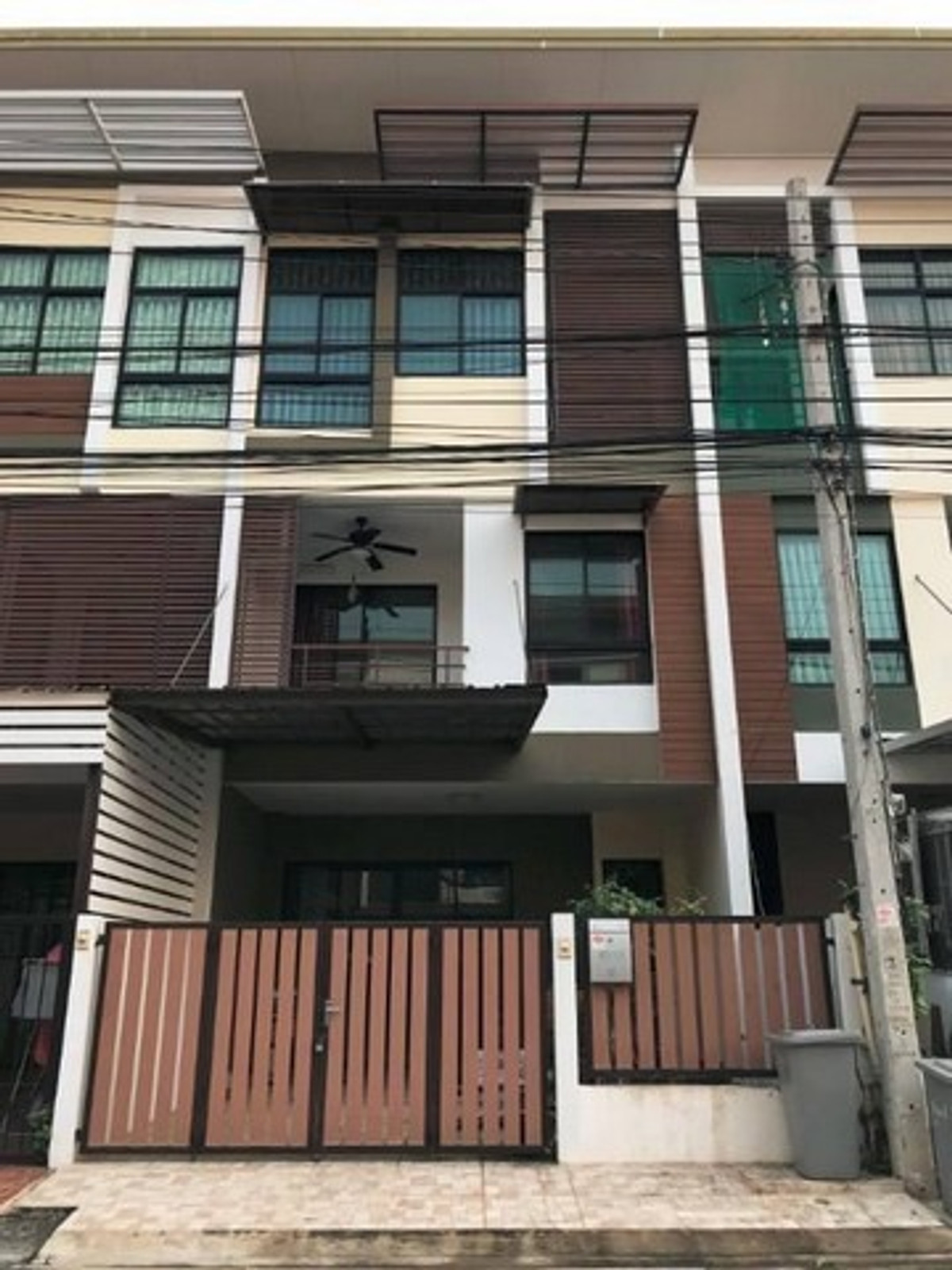 ขายพร้อมผู้เช่าทาวน์โฮม 3 ชั้น ม.ซิกเนเจอร์ เพชรเกษม 69 พร้อมเฟอร์นิเจอร์