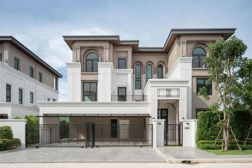 For rent: Cinq Royal Krungthep Kreetha, a luxurious 3-story house with a private elevator, area 120 sq m, usable area 705 sq m, 5 bedrooms, 6 bathrooms, parking for 4 cars, fully furnished, ready to move in.