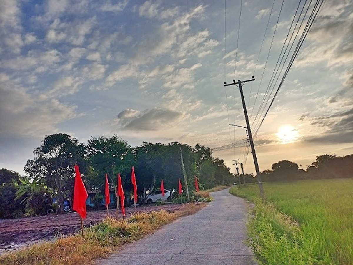 Cheapest in this zone Land can be paid in installments with no interest or low down payment. Land can be divided and sold in 40 installments. Free interest - low down payment in Nong Khae. T.062-1574449 – รูปที่ 3