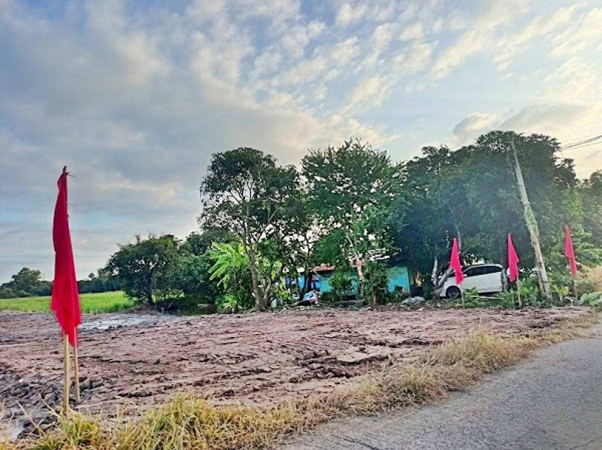 Cheapest in this zone Land can be paid in installments with no interest or low down payment. Land can be divided and sold in 40 installments. Free interest - low down payment in Nong Khae. T.062-1574449 – รูปที่ 4