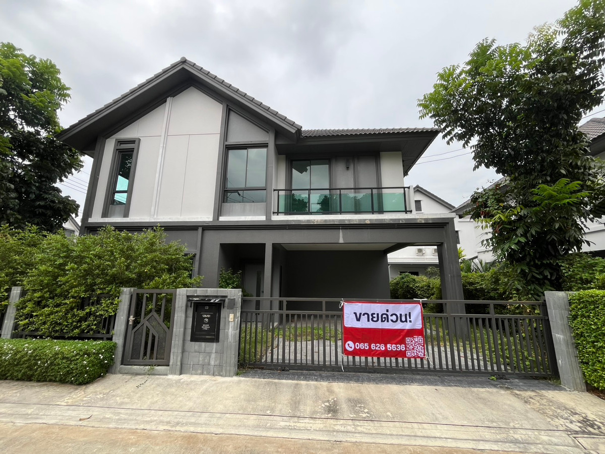 🏡 Grand Britannia Nonthaburi Station – corner plot detached house in front of the central garden, largest land in the project, price 14,900,000 baht.