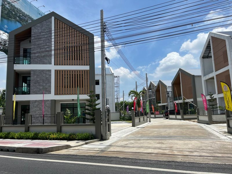 Home Office for sale (Chaiyaphruek), 2 and 3 floors with land, good location, convenient travel, near the MRT Pak Kret Intersection station.