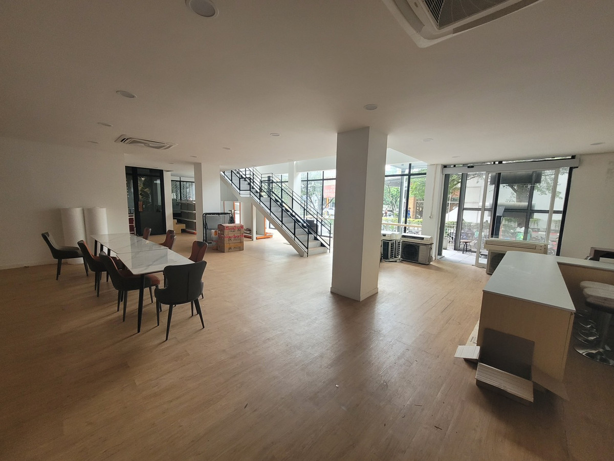 Prime Duplex Commercial Space for Rent in Ekkamai 265 sqm, Double-Volume Ceiling, Ideal for Showroom, Cafe, or Office Prime Duplex Commercial Space for Rent in Ekkamai 265 sqm, Double-Volume Ceiling, Ideal for Showroom, Cafe, or Office