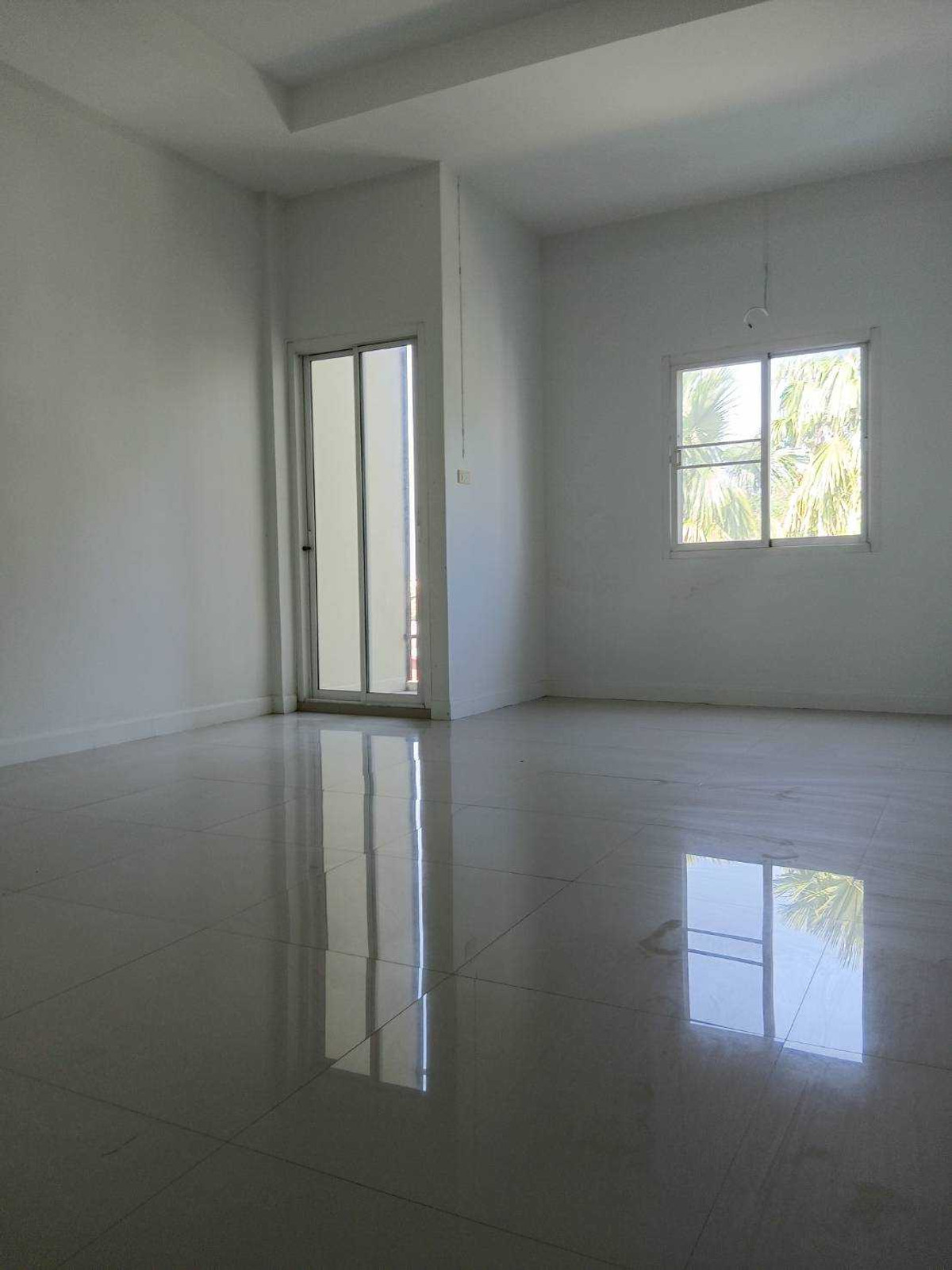 ขายอาคารพาณิชย์ อยู่ใกล้สถานีขนส่ง เหมาะสำหรับทำ Home office – รูปที่ 2