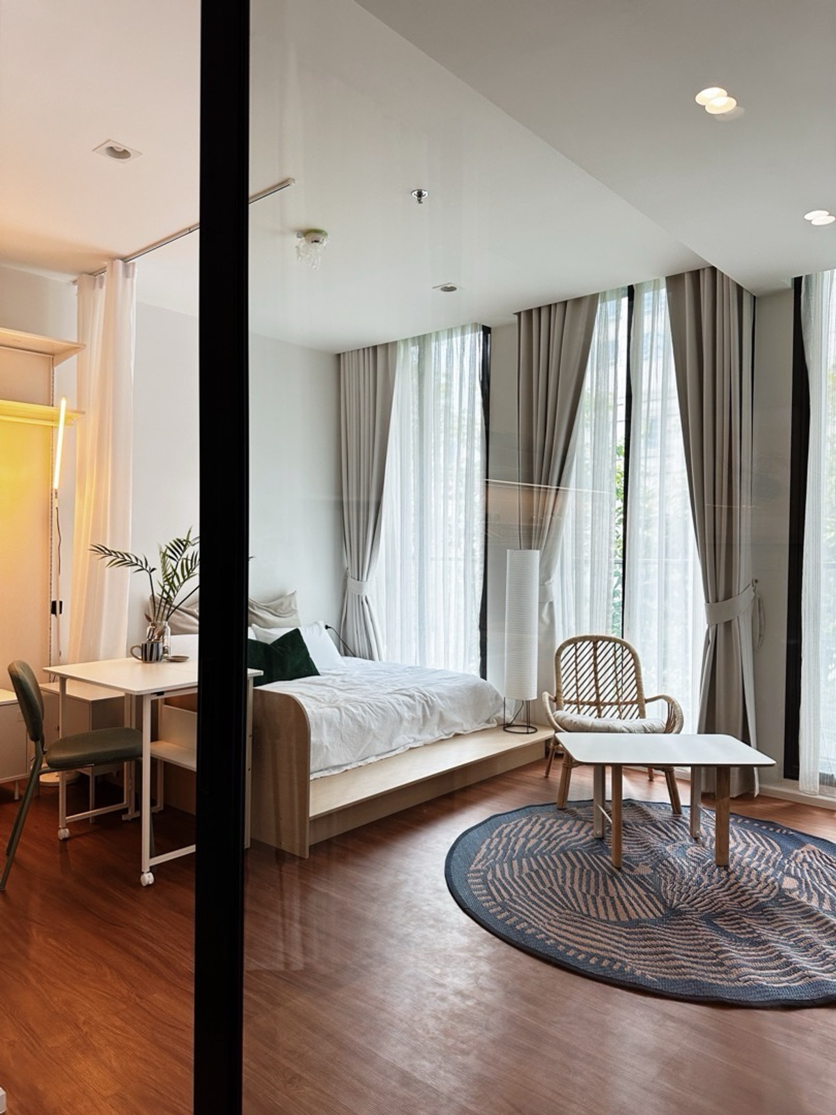 Spacious Studio 45 sq.m. with Private Lift! - BTS Ploen Chit station – รูปที่ 3