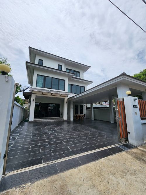 ขายบ้านเดี่ยว 3ชั้น 4ห้องนอน 4ห้องน้ำ 1ห้องแม่บ้าน ใกล้BTS ปุณณวิถี  ในหมู่บ้านเมืองทอง4  สุขุมวิท101