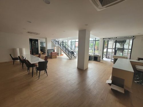 Prime Duplex Commercial Space for Rent in Ekkamai 265 sqm, Double-Volume Ceiling, Ideal for Showroom, Cafe, or Office