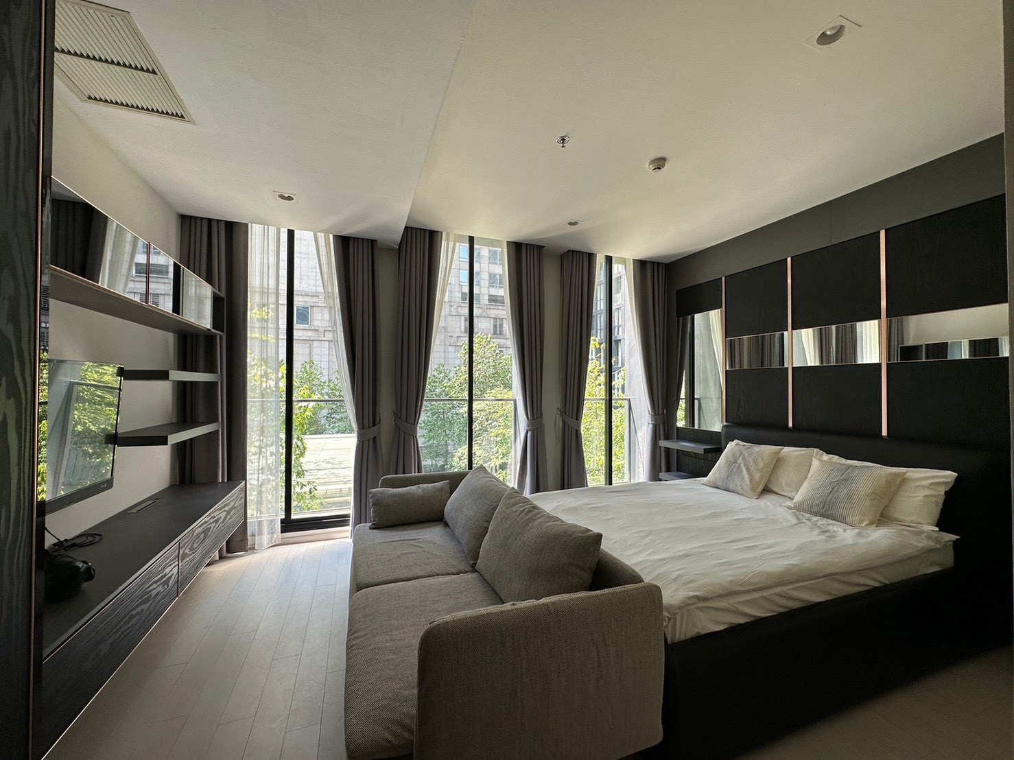 Noble Ploenchit Condo, convenient travel, next to the BTS Skytrain, has a shuttle, beautiful room, fully furnished, ready to move in!! Noble Ploenchit Condo, convenient travel, next to the BTS Skytrain, has a shuttle, beautiful room, fully furnished, ready to move in!!