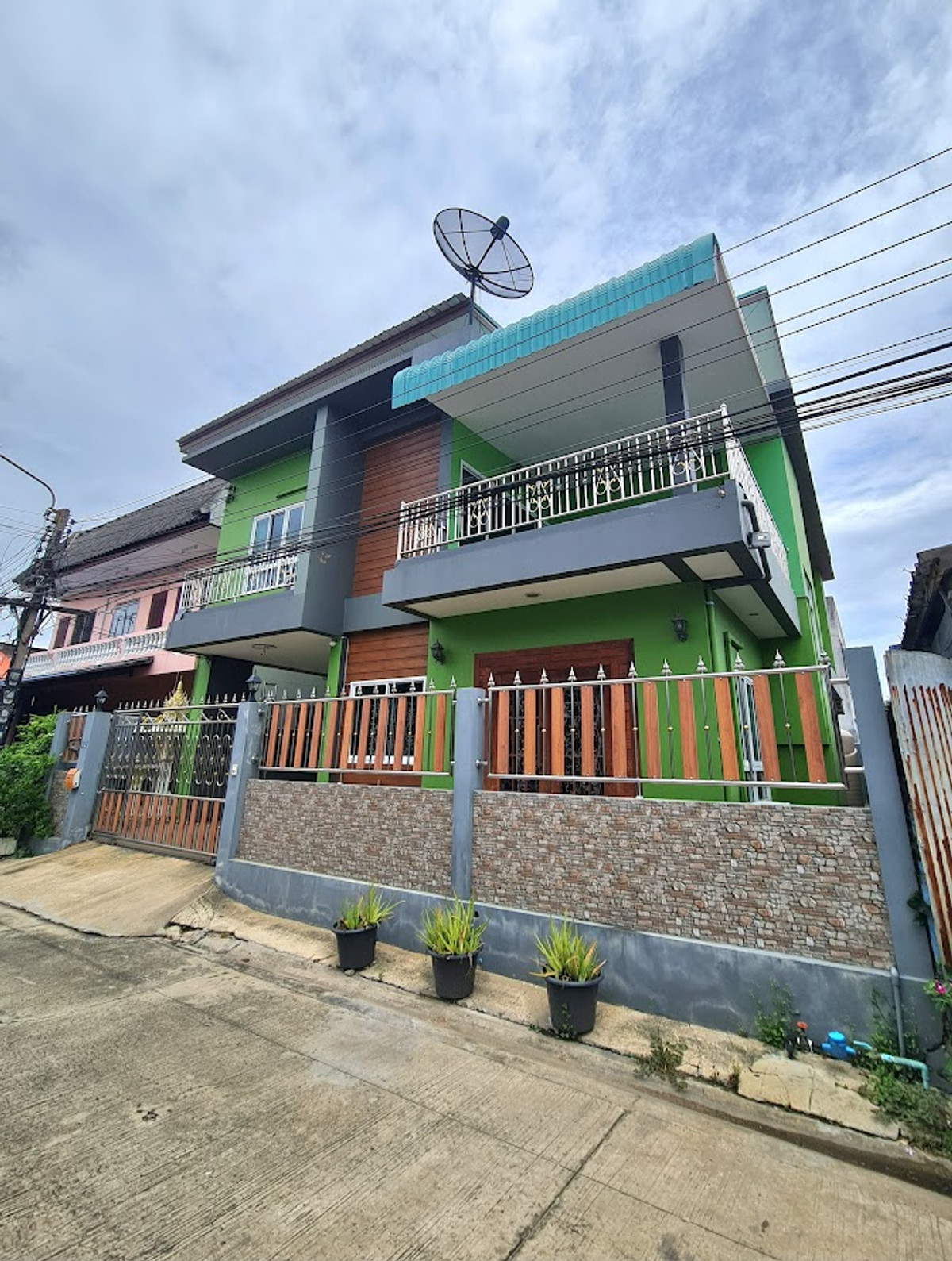 Single house for sale in Samut Prakan, Mueang District, has 2 floors, total area 51 sq m., near the Sai Luat BTS station. Single house for sale in Samut Prakan, Mueang District, has 2 floors, total area 51 sq m., near the Sai Luat BTS station.