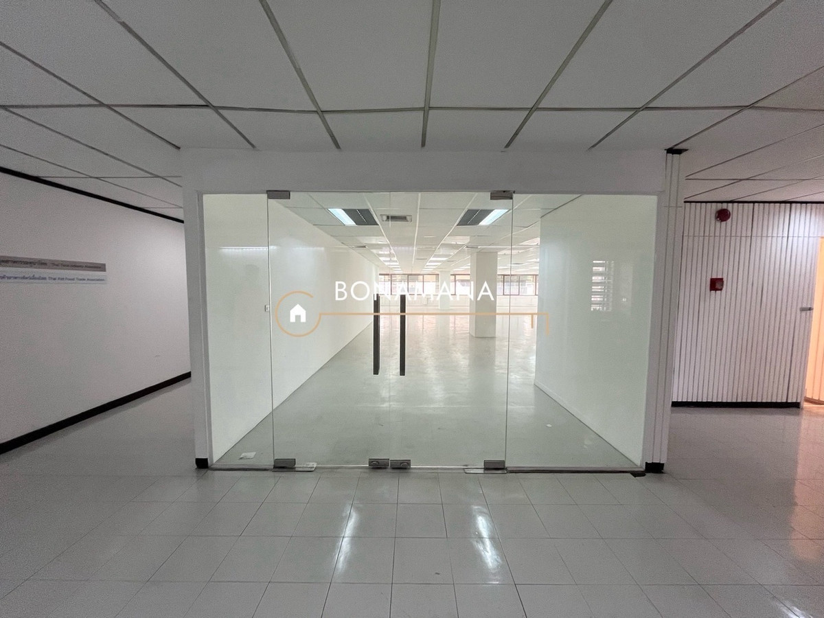 พื้นที่ออฟฟิศให้เช่า ติดถนนใหญ่กลางอโศก(BTS Sukhumvit 350m) – รูปที่ 2