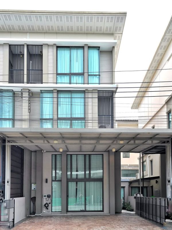 15/10/2026, ขายด่วน! บ้านทาวน์โฮม 3 ชั้น พัฒนาการ 32 กว้างขวาง พร้อมอยู่ 
บ้านเฟอร์ครบ 29 ตร.ว. จอดรถ 3 คัน ใกล้ทางด่วน ลงทุนหรืออยู่อาศัยคุ้มค่า