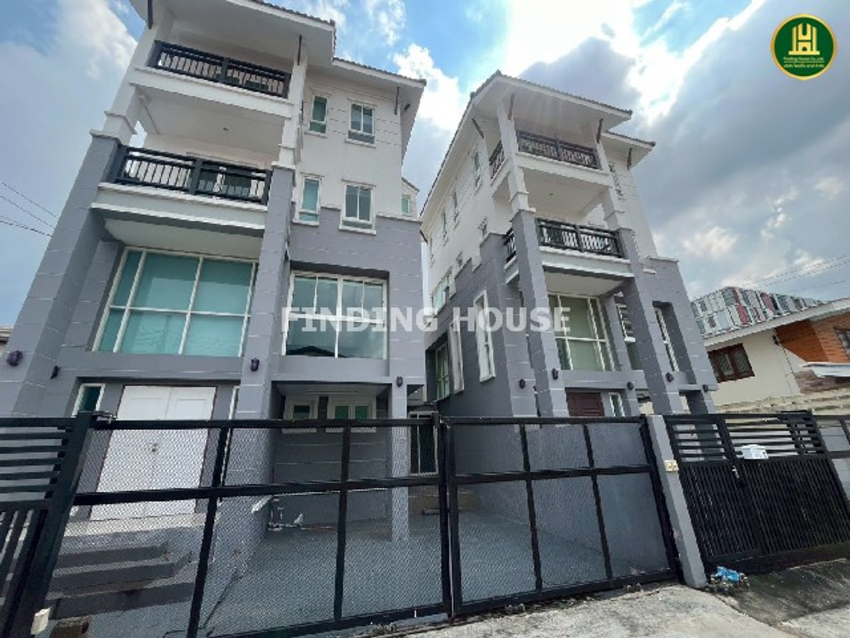 House for rent, 2 houses next to each other, 3.5 floors, around Ekkamai 12 (Pridi Banomyong 31), premium location, 5 minutes to Thonglor Soi 10. House for rent, 2 houses next to each other, 3.5 floors, around Ekkamai 12 (Pridi Banomyong 31), premium location, 5 minutes to Thonglor Soi 10.