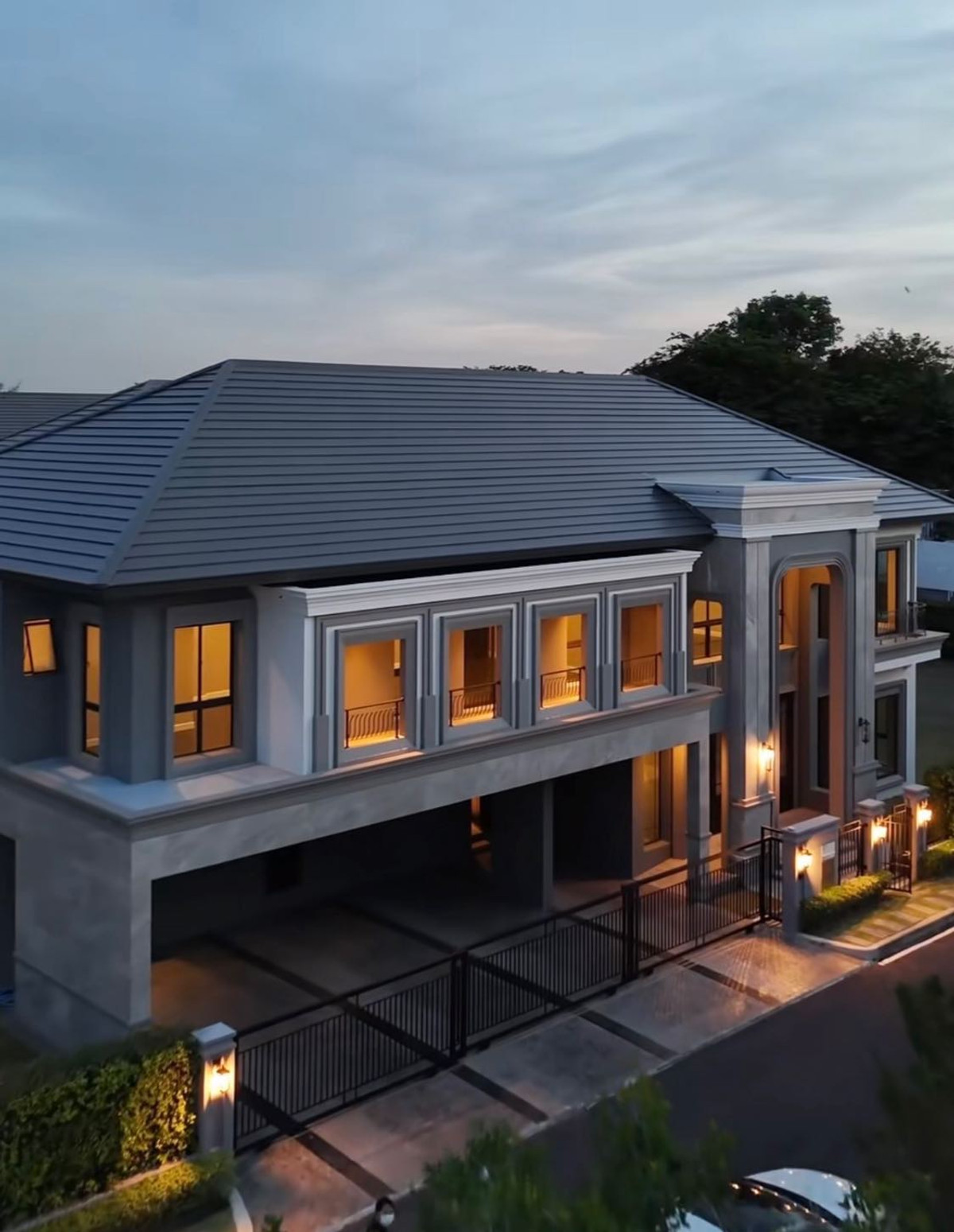 2-storey luxury house for sale, Grand Bangkok Boulevard (Ramindra - Kaset Nawamin), located on the largest land plot of the project, 202.80 square meters, 5 bedrooms, 6 bathrooms, total usable area 591 square meters. 2-storey luxury house for sale, Grand Bangkok Boulevard (Ramindra - Kaset Nawamin), located on the largest land plot of the project, 202.80 square meters, 5 bedrooms, 6 bathrooms, total usable area 591 square meters.