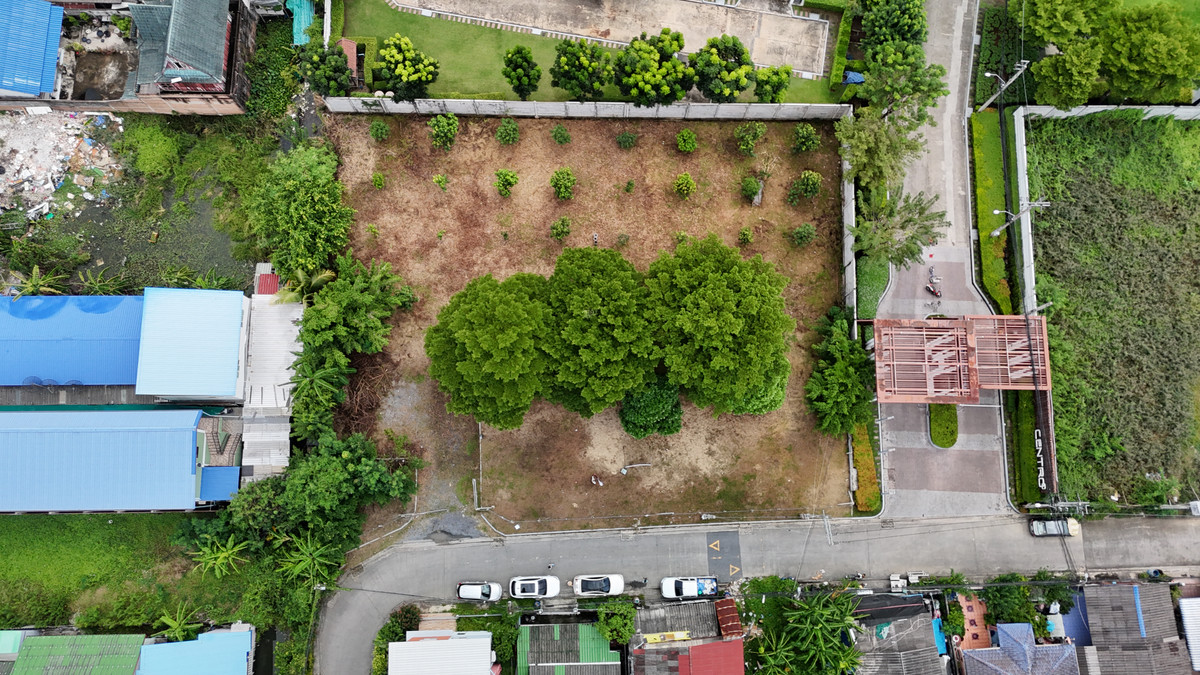 Land for sale, already filled, large plot, good location, Soi Phraya Suren 21, Intersection 3 - Khlong Sam Wa, next to The Centro Village, Ramintra 109, area 514 square wah, already filled, width 48 meters, depth 42 meters. Land for sale, already filled, large plot, good location, Soi Phraya Suren 21, Intersection 3 - Khlong Sam Wa, next to The Centro Village, Ramintra 109, area 514 square wah, already filled, width 48 meters, depth 42 meters.