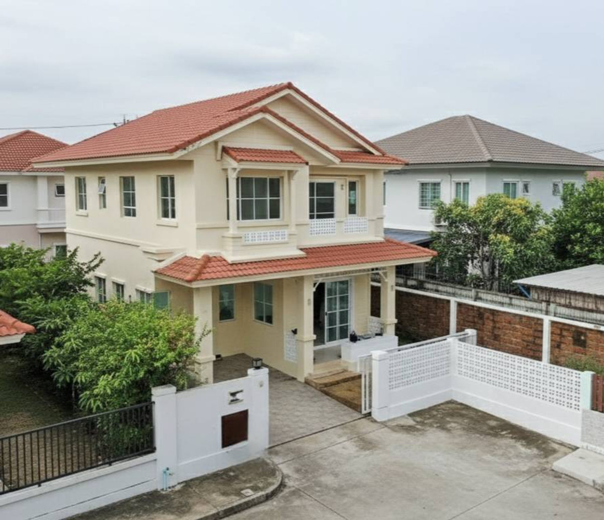 Single detached house on the corner of Chaiyaphruek 2 - next to Road 345, Bang Khu Wat, good location, convenient travel, connecting to Kanchanaphisek Road, Ratchaphruek Road, Kanlapapruek Road, expressway connecting Chaengwattana Road.